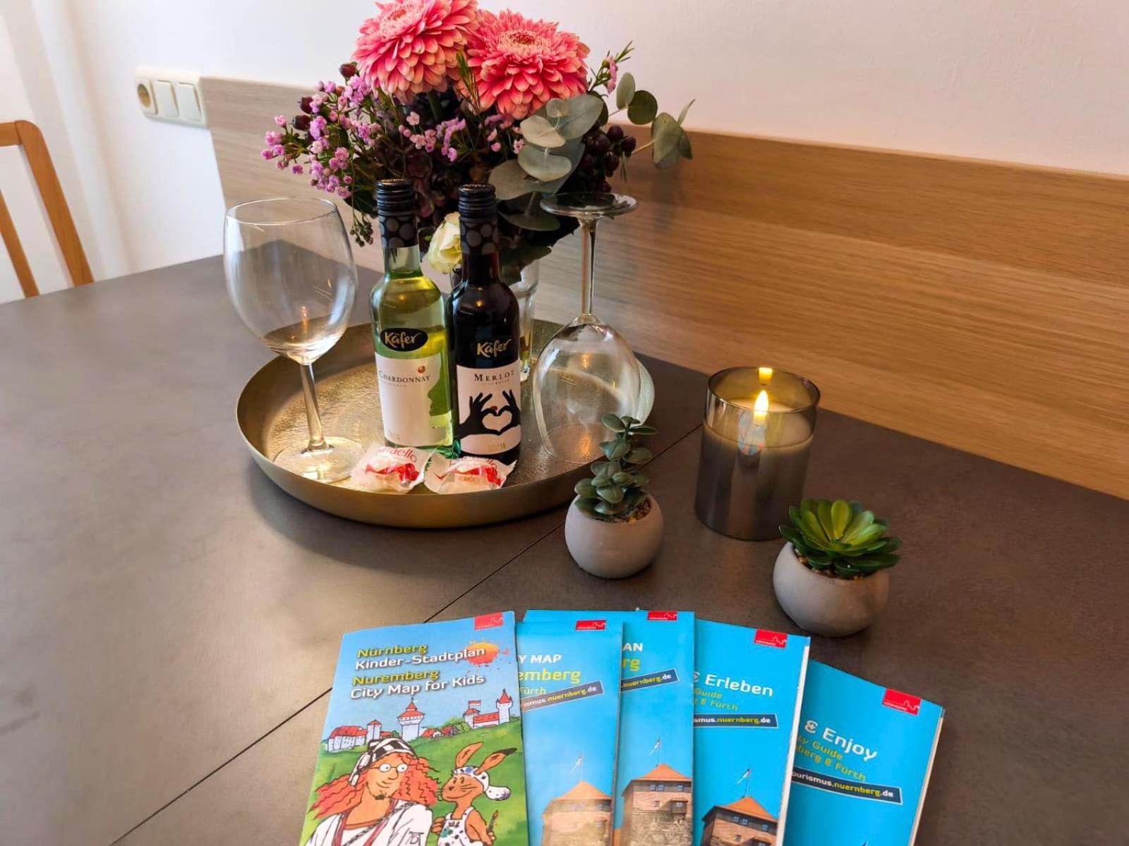 Falk Homes- Luxus Apartments, Ideal Fuer Geschaeftsreisende & Familien - Nahe Messe, Im Zentrum Nuernbergs Mit Balkon, Arbeitsplatz & Parkplatz, Inkl Grossen Ventilatoren, Handtuecher & Bettwaesche, Playmobilfunpark, Self Check-in Apartment Nürnberg