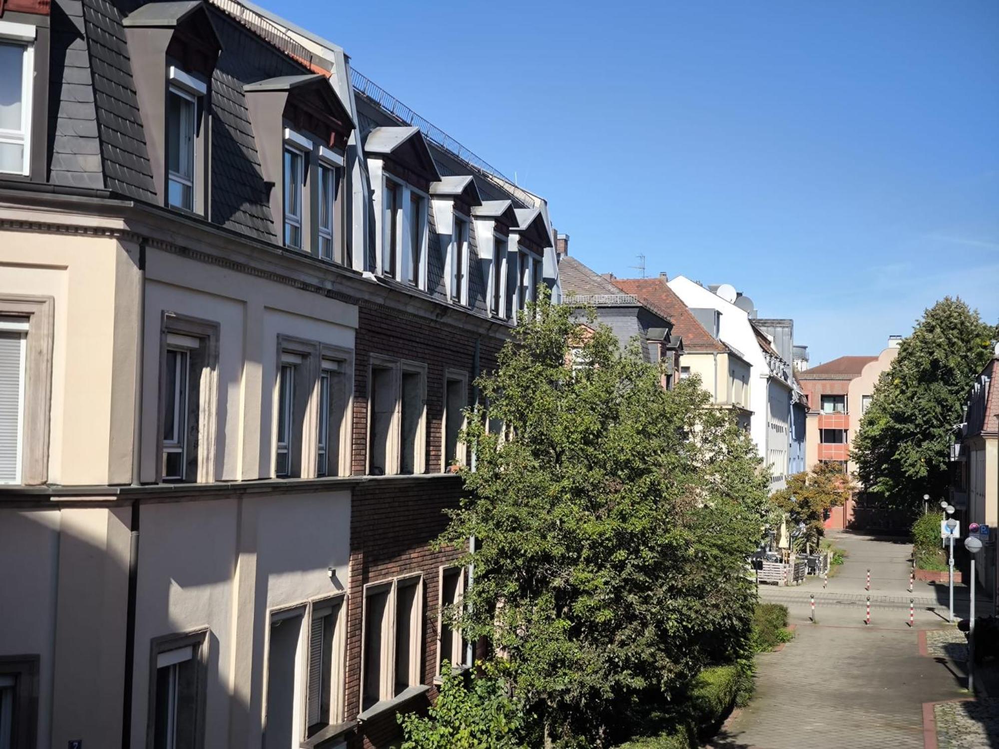 Apartment Falk Homes- Luxus Apartments, Ideal Fuer Geschaeftsreisende & Familien - Nahe Messe, Im Zentrum Nuernbergs Mit Balkon, Arbeitsplatz & Parkplatz, Inkl Grossen Ventilatoren, Handtuecher & Bettwaesche, Playmobilfunpark, Self Check-in Nürnberg