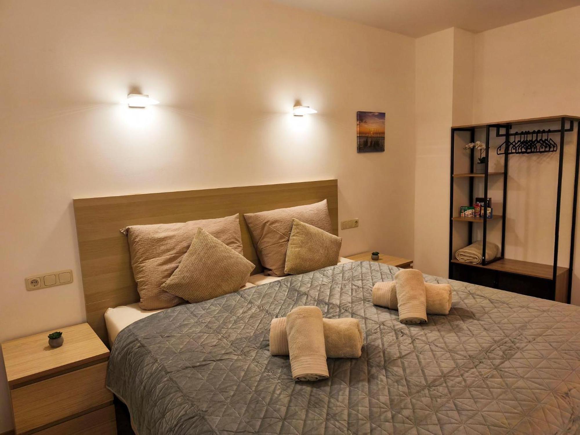 Apartment Falk Homes- Luxus Apartments, Ideal Fuer Geschaeftsreisende & Familien - Nahe Messe, Im Zentrum Nuernbergs Mit Balkon, Arbeitsplatz & Parkplatz, Inkl Grossen Ventilatoren, Handtuecher & Bettwaesche, Playmobilfunpark, Self Check-in Nürnberg