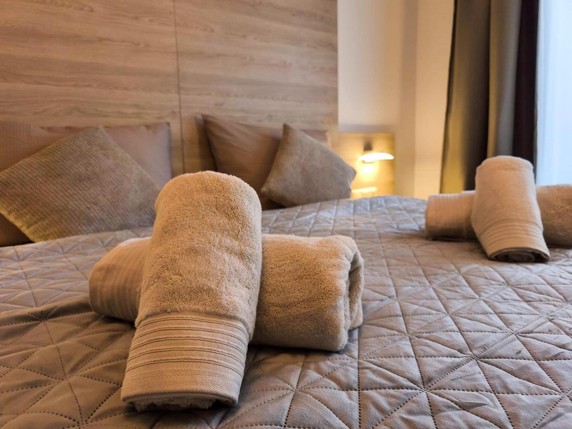 Falk Homes- Luxus Apartments, Ideal Fuer Geschaeftsreisende & Familien - Nahe Messe, Im Zentrum Nuernbergs Mit Balkon, Arbeitsplatz & Parkplatz, Inkl Grossen Ventilatoren, Handtuecher & Bettwaesche, Playmobilfunpark, Self Check-in Nürnberg