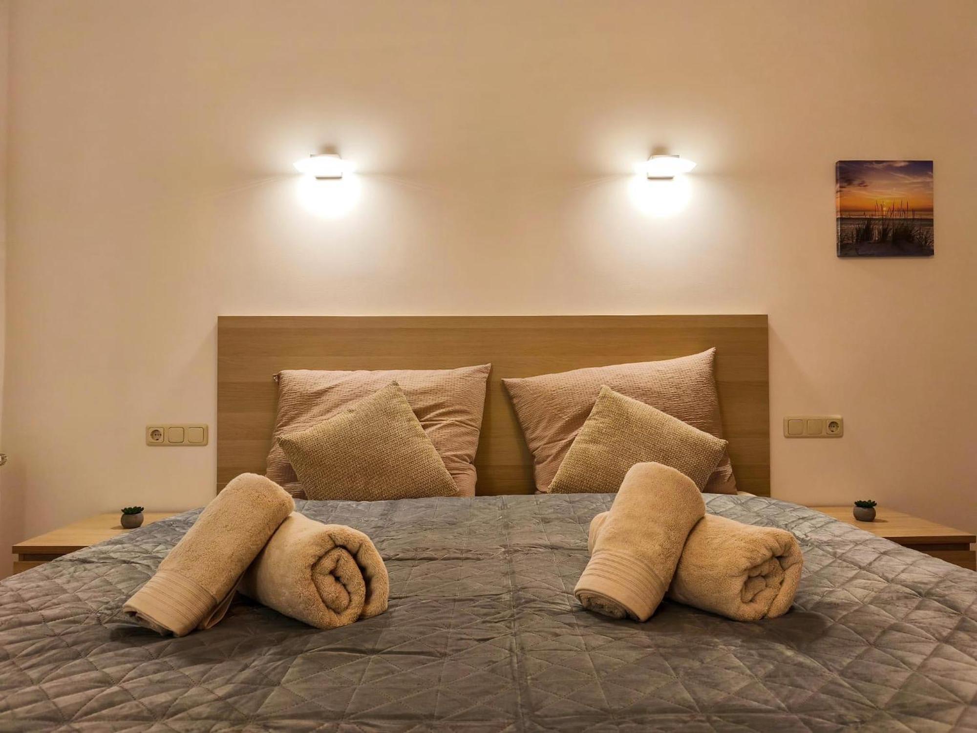 Apartment Falk Homes- Luxus Apartments, Ideal Fuer Geschaeftsreisende & Familien - Nahe Messe, Im Zentrum Nuernbergs Mit Balkon, Arbeitsplatz & Parkplatz, Inkl Grossen Ventilatoren, Handtuecher & Bettwaesche, Playmobilfunpark, Self Check-in