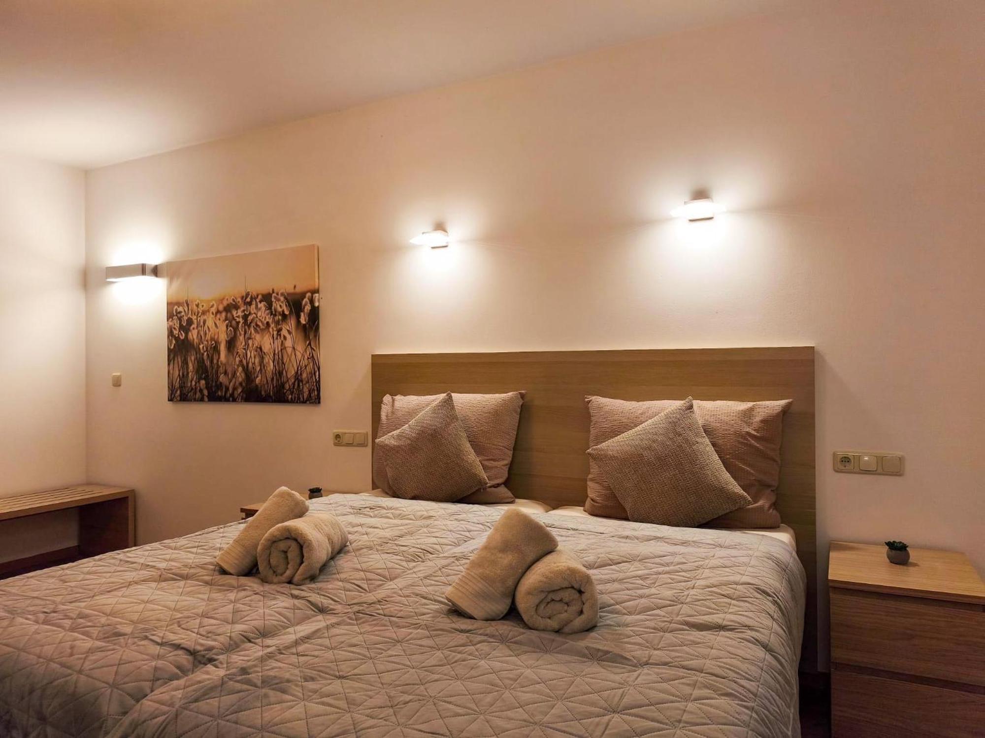 Falk Homes- Luxus Apartments, Ideal Fuer Geschaeftsreisende & Familien - Nahe Messe, Im Zentrum Nuernbergs Mit Balkon, Arbeitsplatz & Parkplatz, Inkl Grossen Ventilatoren, Handtuecher & Bettwaesche, Playmobilfunpark, Self Check-in Apartment Nürnberg