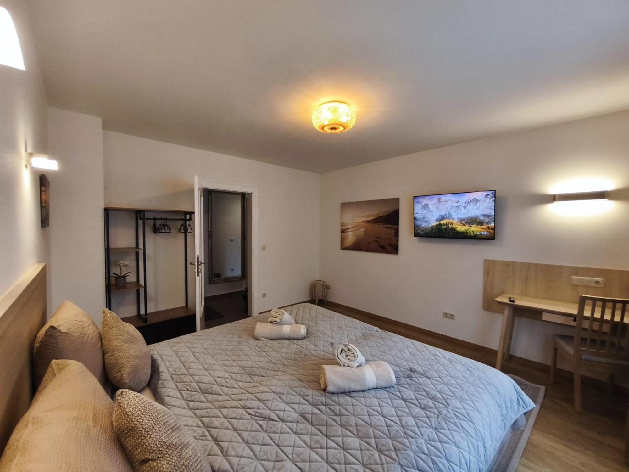Falk Homes- Luxus Apartments, Ideal Fuer Geschaeftsreisende & Familien - Nahe Messe, Im Zentrum Nuernbergs Mit Balkon, Arbeitsplatz & Parkplatz, Inkl Grossen Ventilatoren, Handtuecher & Bettwaesche, Playmobilfunpark, Self Check-in Apartment Nürnberg
