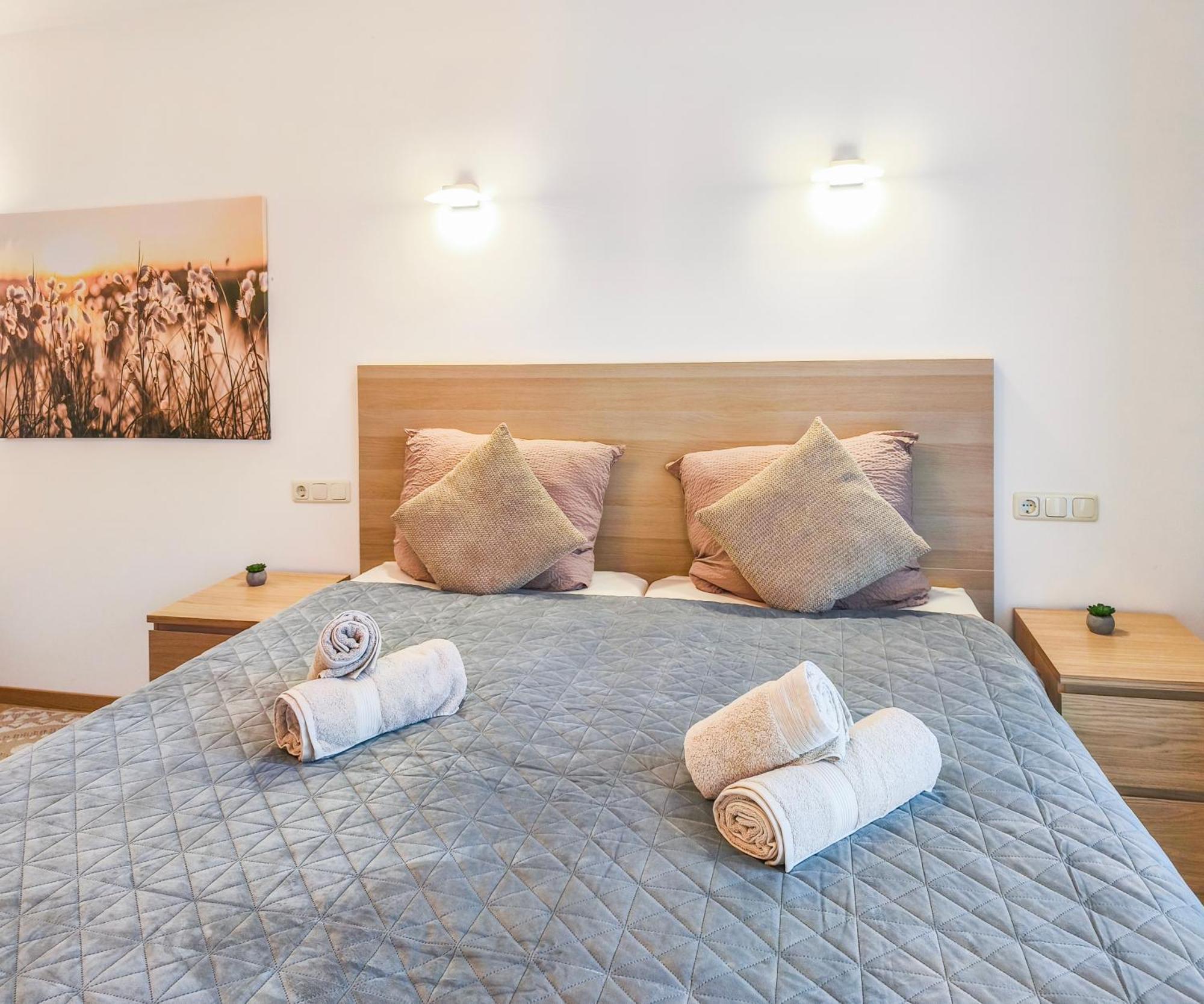 Falk Homes- Luxus Apartments, Ideal Fuer Geschaeftsreisende & Familien - Nahe Messe, Im Zentrum Nuernbergs Mit Balkon, Arbeitsplatz & Parkplatz, Inkl Grossen Ventilatoren, Handtuecher & Bettwaesche, Playmobilfunpark, Self Check-in * Nürnberg