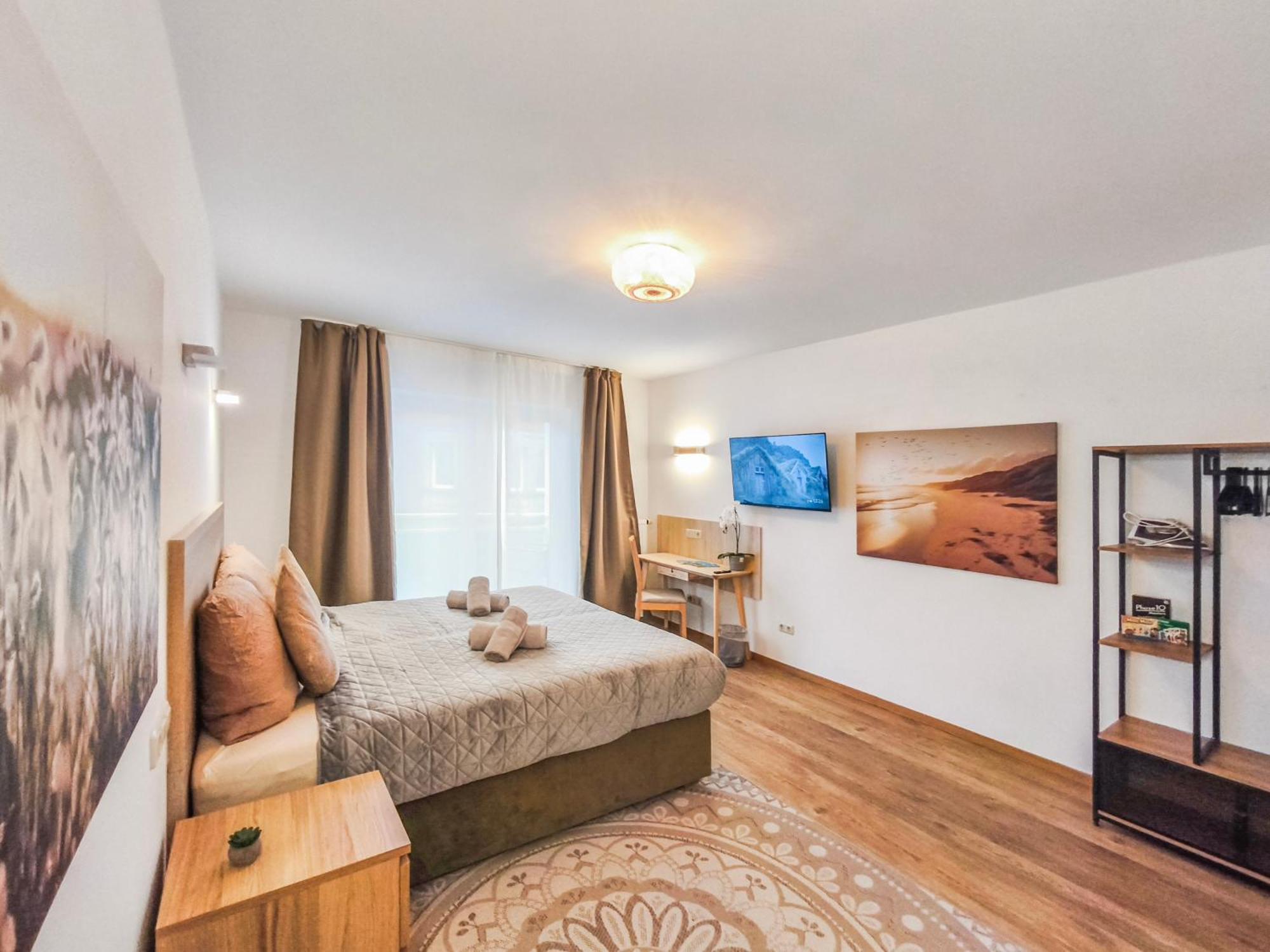 Falk Homes- Luxus Apartments, Ideal Fuer Geschaeftsreisende & Familien - Nahe Messe, Im Zentrum Nuernbergs Mit Balkon, Arbeitsplatz & Parkplatz, Inkl Grossen Ventilatoren, Handtuecher & Bettwaesche, Playmobilfunpark, Self Check-in Apartment *