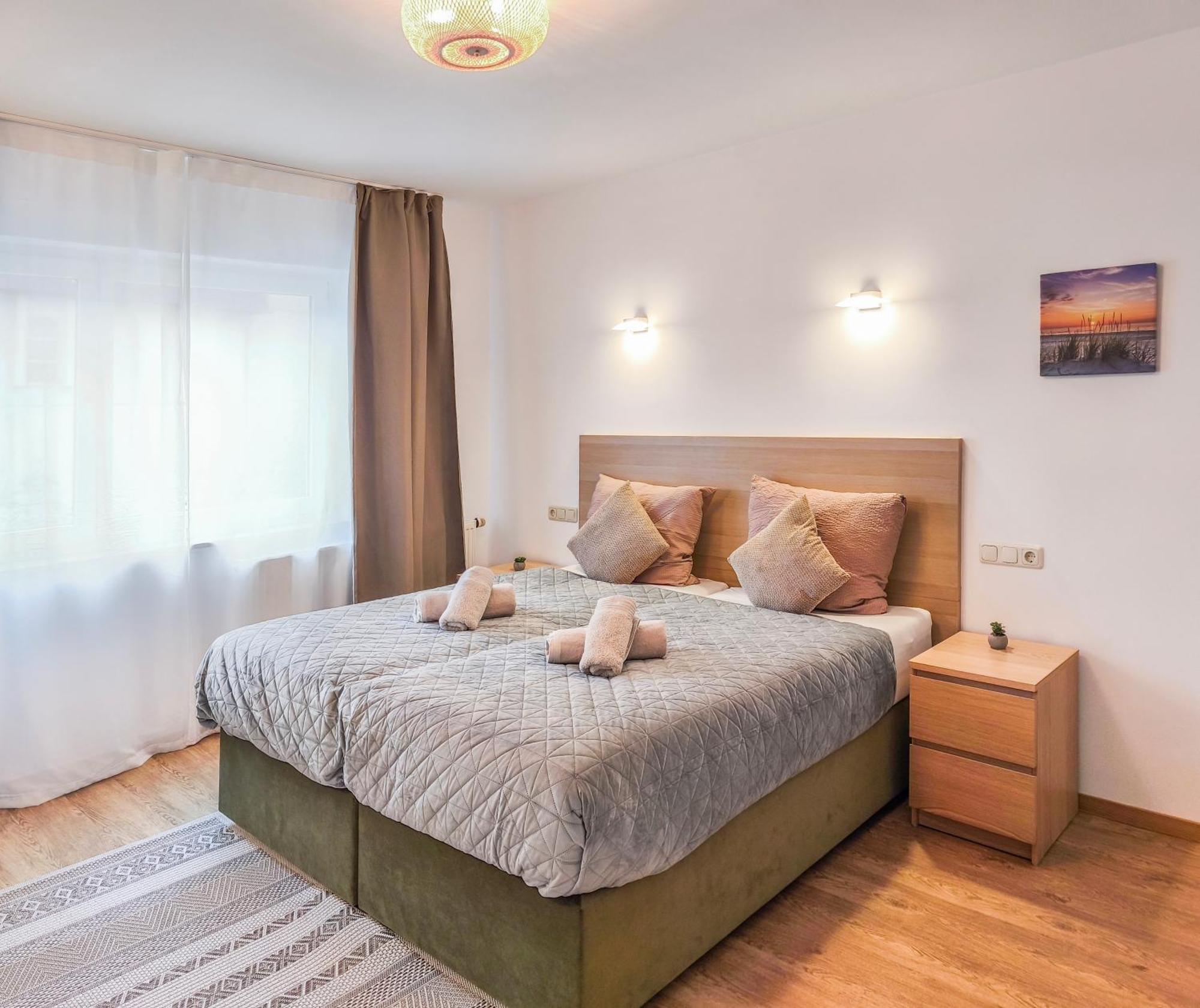 Falk Homes- Luxus Apartments, Ideal Fuer Geschaeftsreisende & Familien - Nahe Messe, Im Zentrum Nuernbergs Mit Balkon, Arbeitsplatz & Parkplatz, Inkl Grossen Ventilatoren, Handtuecher & Bettwaesche, Playmobilfunpark, Self Check-in *