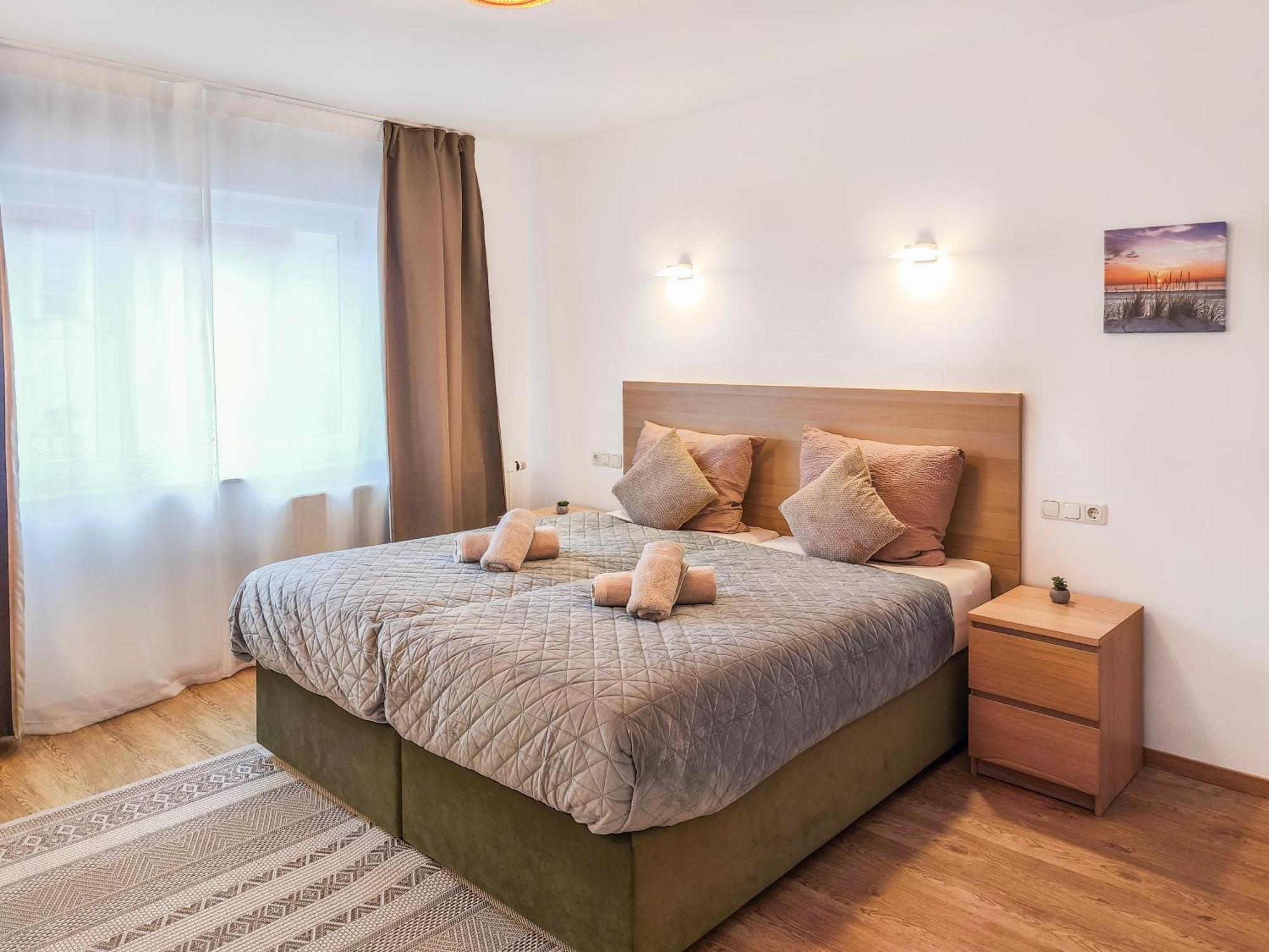 Falk Homes- Luxus Apartments, Ideal Fuer Geschaeftsreisende & Familien - Nahe Messe, Im Zentrum Nuernbergs Mit Balkon, Arbeitsplatz & Parkplatz, Inkl Grossen Ventilatoren, Handtuecher & Bettwaesche, Playmobilfunpark, Self Check-in Nürnberg