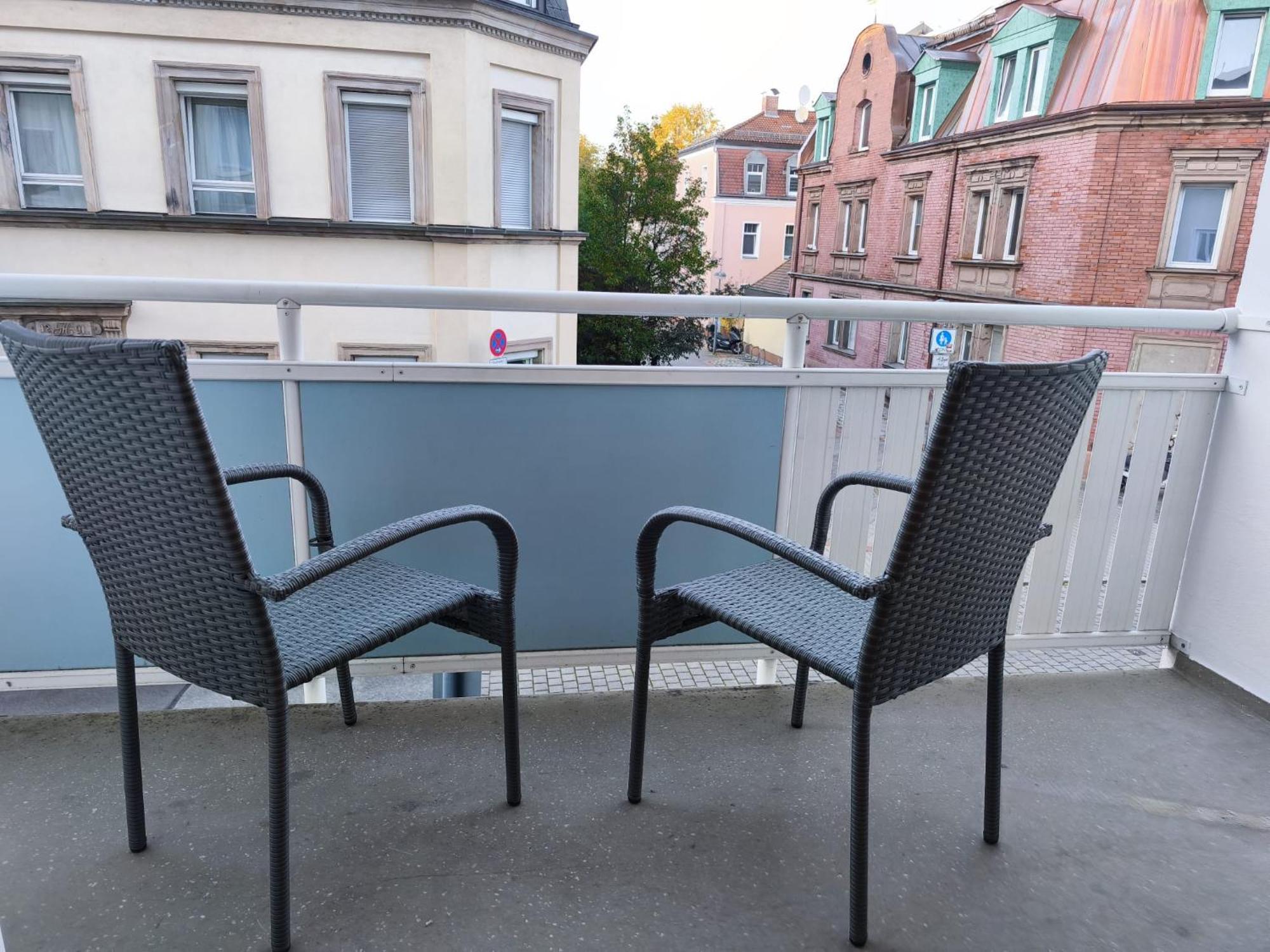 Falk Homes- Luxus Apartments, Ideal Fuer Geschaeftsreisende & Familien - Nahe Messe, Im Zentrum Nuernbergs Mit Balkon, Arbeitsplatz & Parkplatz, Inkl Grossen Ventilatoren, Handtuecher & Bettwaesche, Playmobilfunpark, Self Check-in * Nürnberg