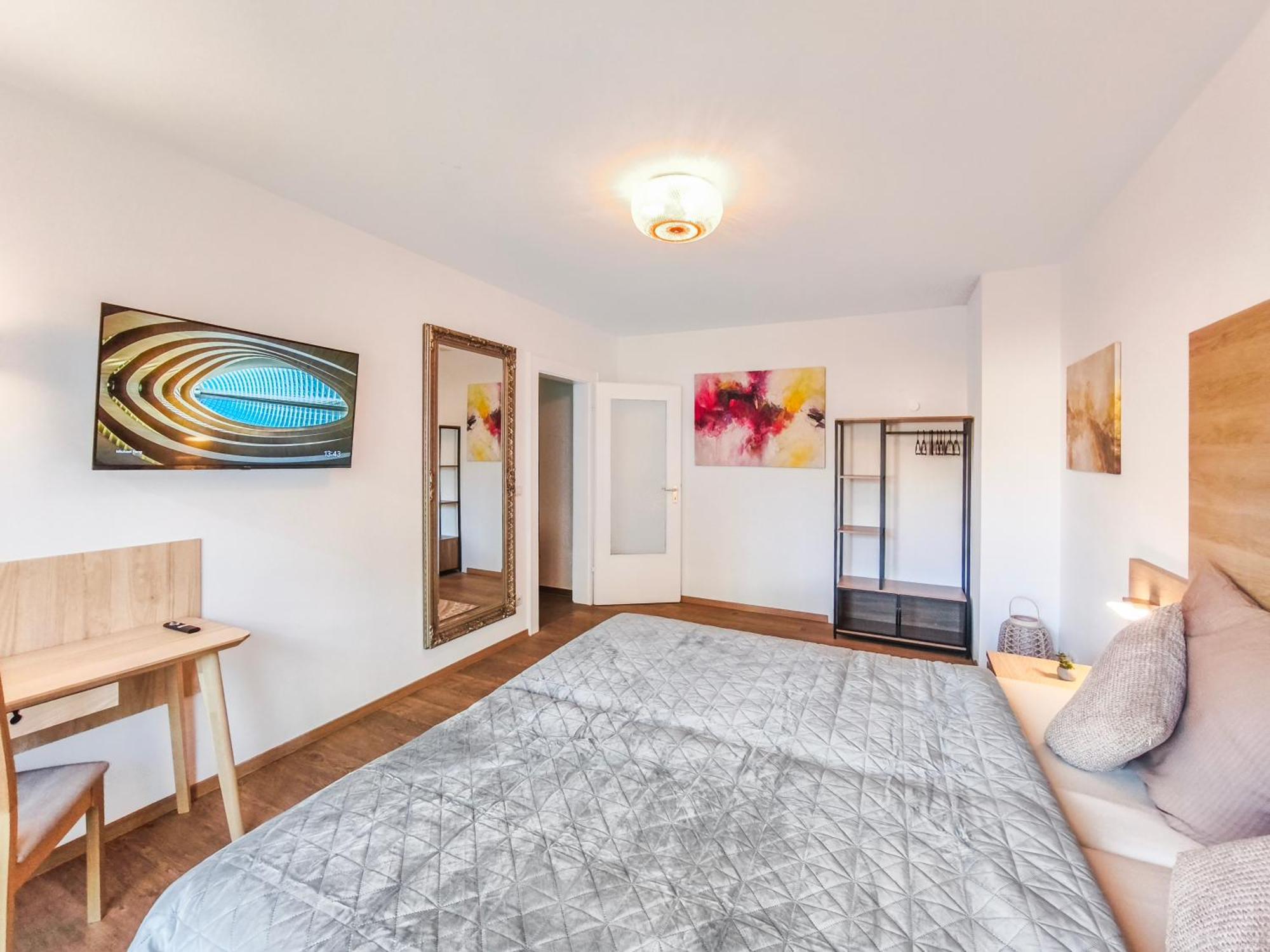 Apartment Falk Homes- Luxus Apartments, Ideal Fuer Geschaeftsreisende & Familien - Nahe Messe, Im Zentrum Nuernbergs Mit Balkon, Arbeitsplatz & Parkplatz, Inkl Grossen Ventilatoren, Handtuecher & Bettwaesche, Playmobilfunpark, Self Check-in *