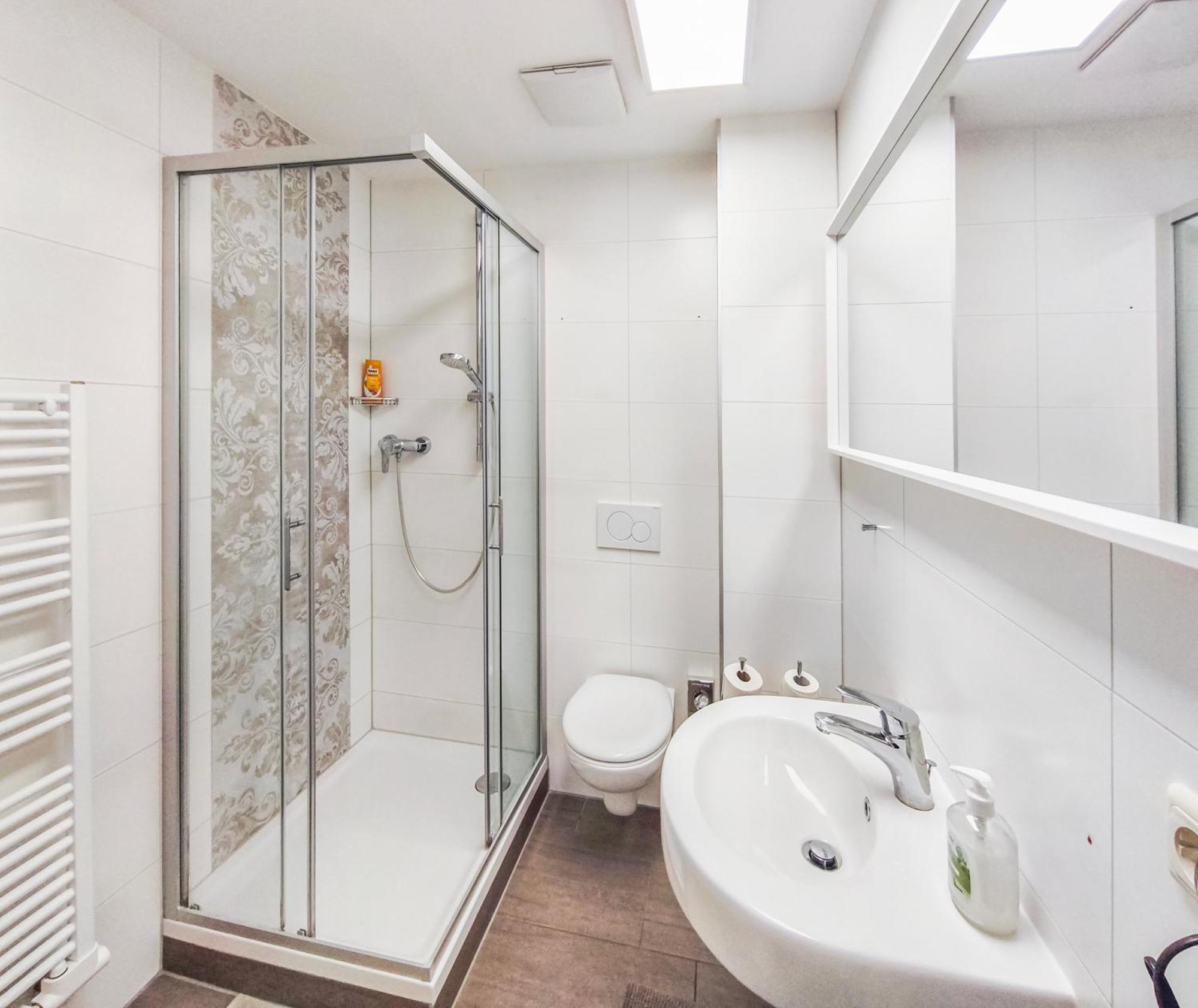 Apartment Falk Homes- Luxus Apartments, Ideal Fuer Geschaeftsreisende & Familien - Nahe Messe, Im Zentrum Nuernbergs Mit Balkon, Arbeitsplatz & Parkplatz, Inkl Grossen Ventilatoren, Handtuecher & Bettwaesche, Playmobilfunpark, Self Check-in *