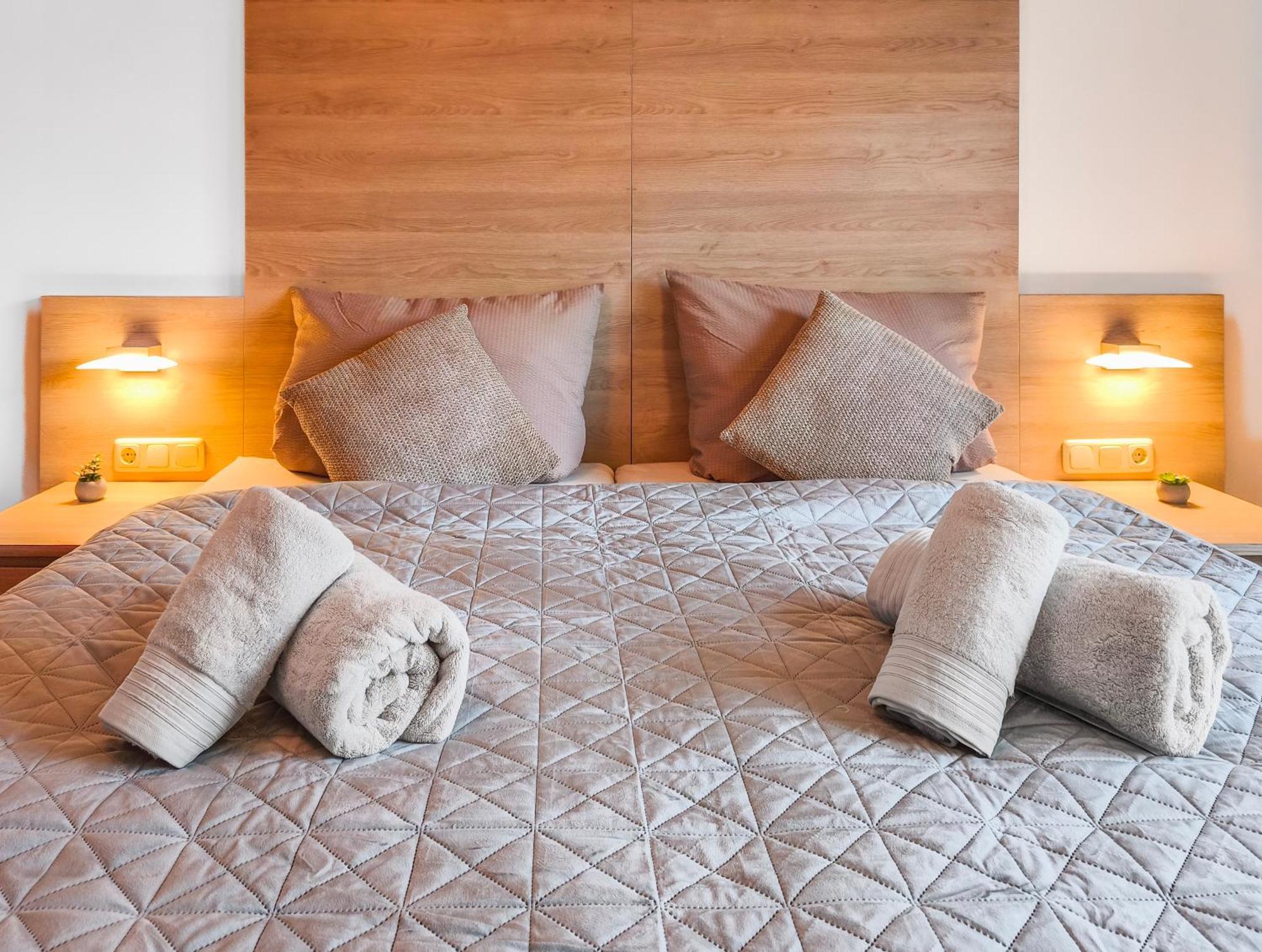 Falk Homes- Luxus Apartments, Ideal Fuer Geschaeftsreisende & Familien - Nahe Messe, Im Zentrum Nuernbergs Mit Balkon, Arbeitsplatz & Parkplatz, Inkl Grossen Ventilatoren, Handtuecher & Bettwaesche, Playmobilfunpark, Self Check-in * Nürnberg
